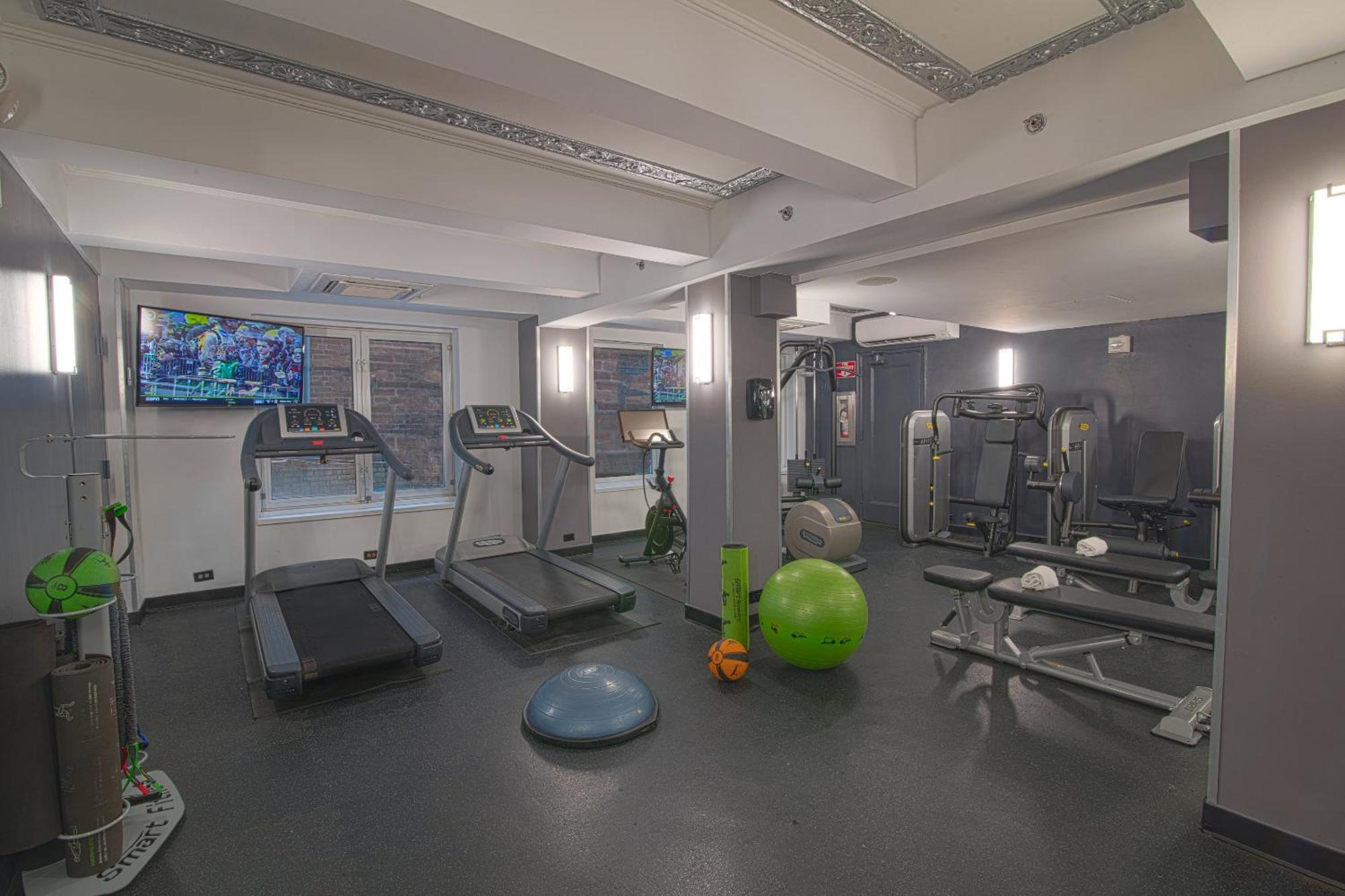 Hotel Edison Times Square New York Exterior photo Fitness room